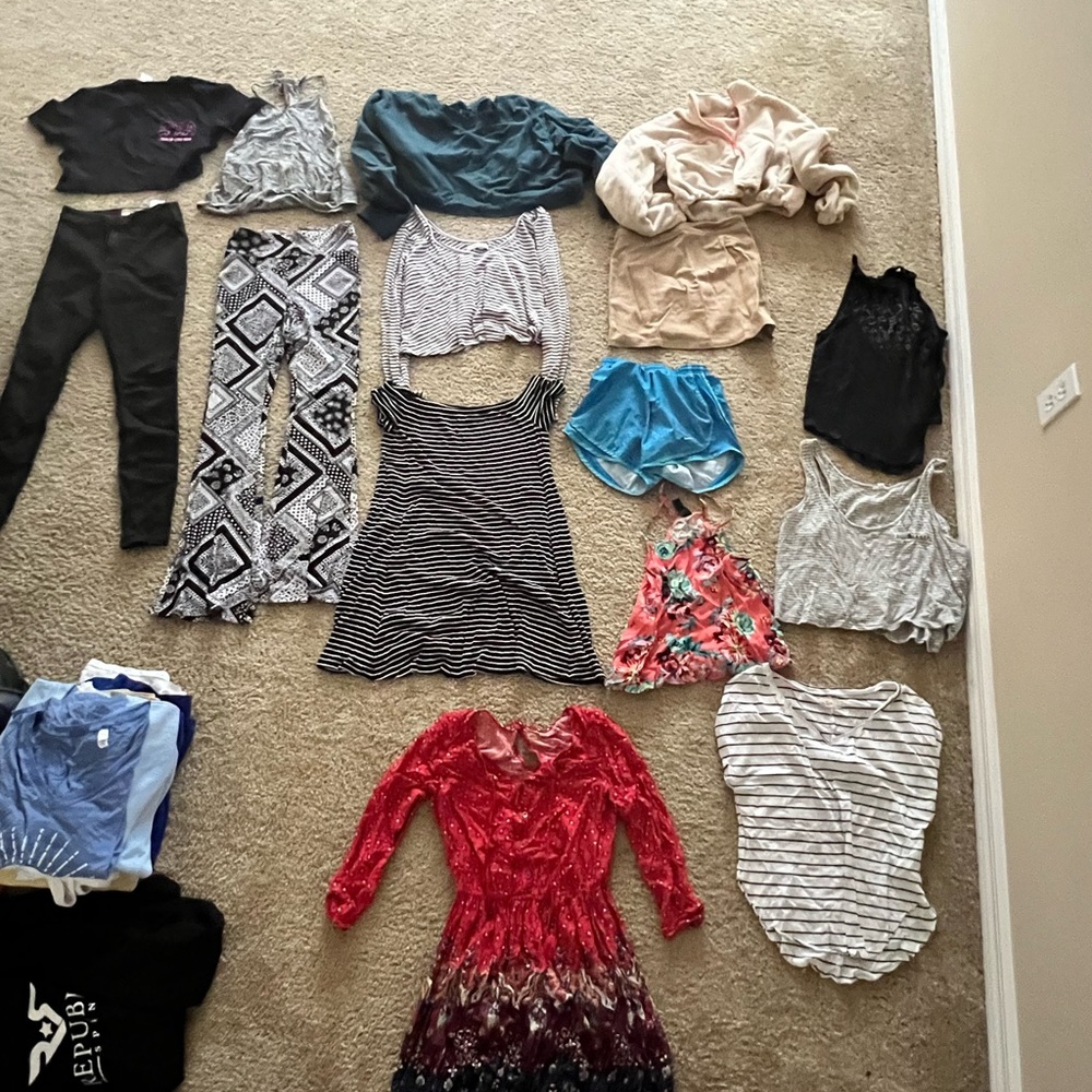 shirts, pants, bikinis - Picture 4 of 5
